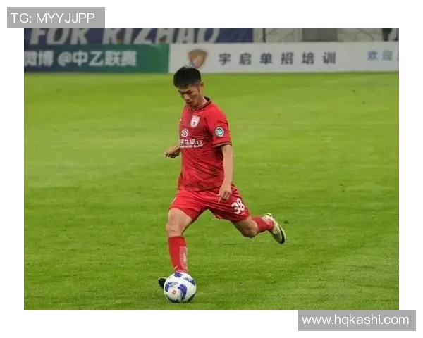 绿茵场上的闪耀之星穿着绿色足球衣展现无与伦比的风采与实力